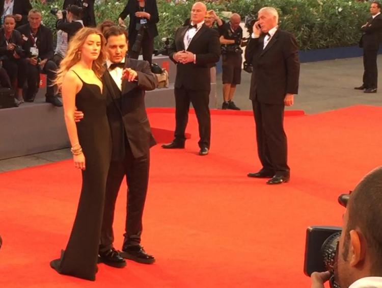 Johnny Depp con la moglie Amber  sul red carpet (foto AdnKronos)