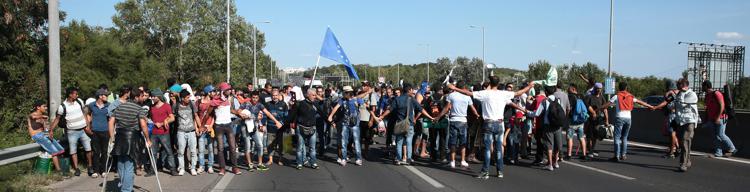 Ungheria, migranti in marcia a piedi verso l'Austria