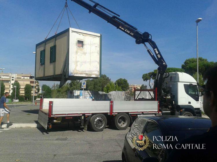 Roma: vigili rimuovono container abitato da occupanti abusivi a Ponte di Nona
