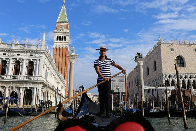 Venezia: gondolieri, un logo sulla divisa per custodirne la tradizione