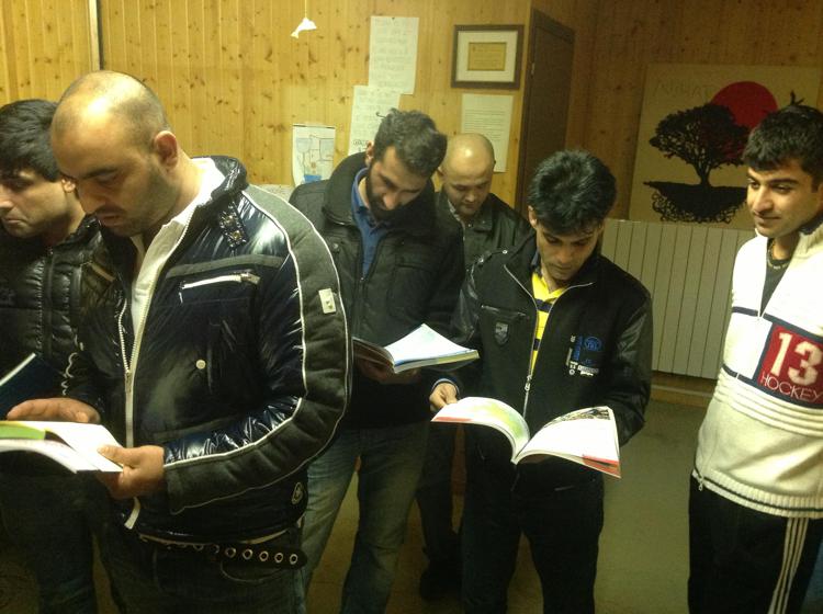 Rifugiati del centro Boa, Venezia, leggono i libri spediti da Book Cycle
