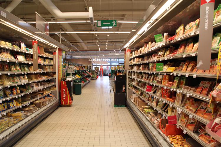 Milano: ubriaco ruba alcolici al supermercato e aggredisce vigilante