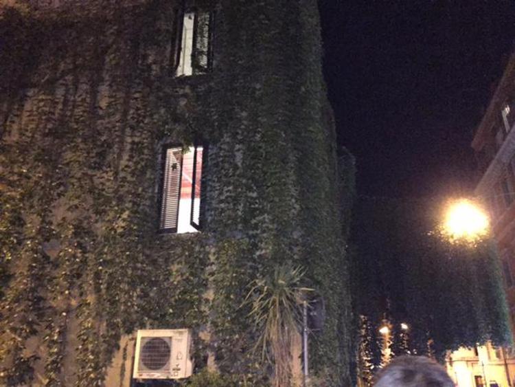 La finestra da cui è precipitato il bimbo americano in via del Boschetto a Roma (Foto Adnkronos)