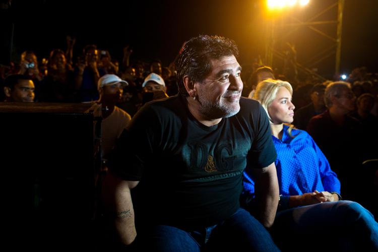L'argentino Diego Armando Maradona con la compagna (Foto Infophoto) - INFOPHOTO