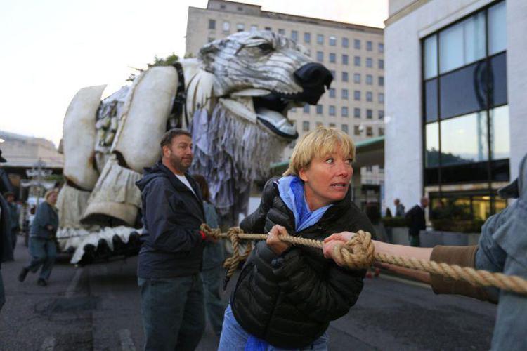 Emma Thompson durante l'azione di Greenpeace