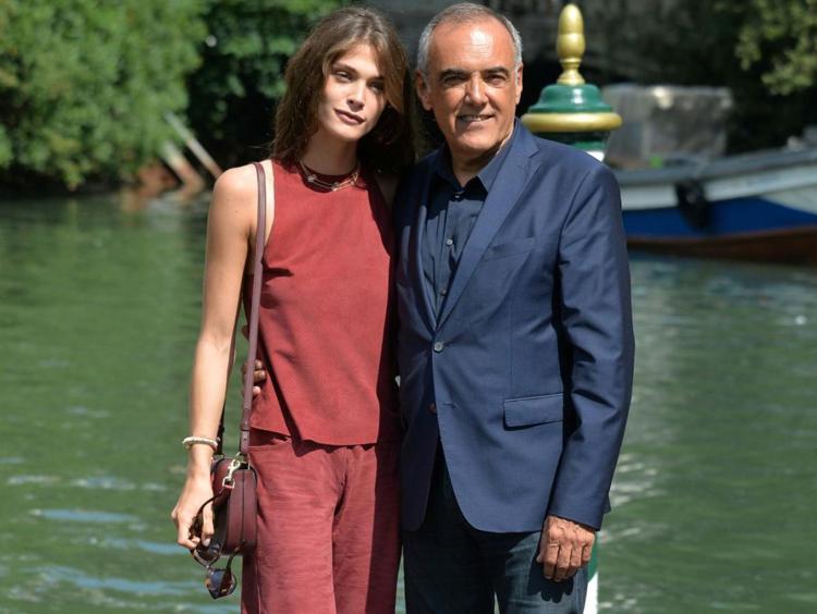 Elisa Sednaoui e Alberto Barbera   sbarcano a Venezia in look Trussardi