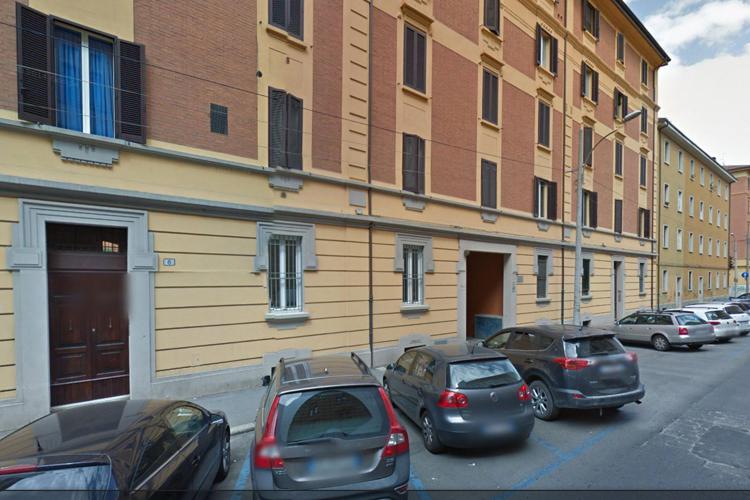 Investito da un'auto nel cortile di casa, muore bimbo di 2 anni a Bologna