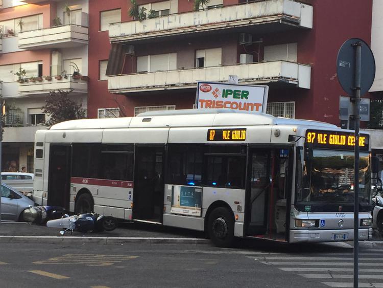 Roma: autobus finisce su marciapiede a Colli Albani