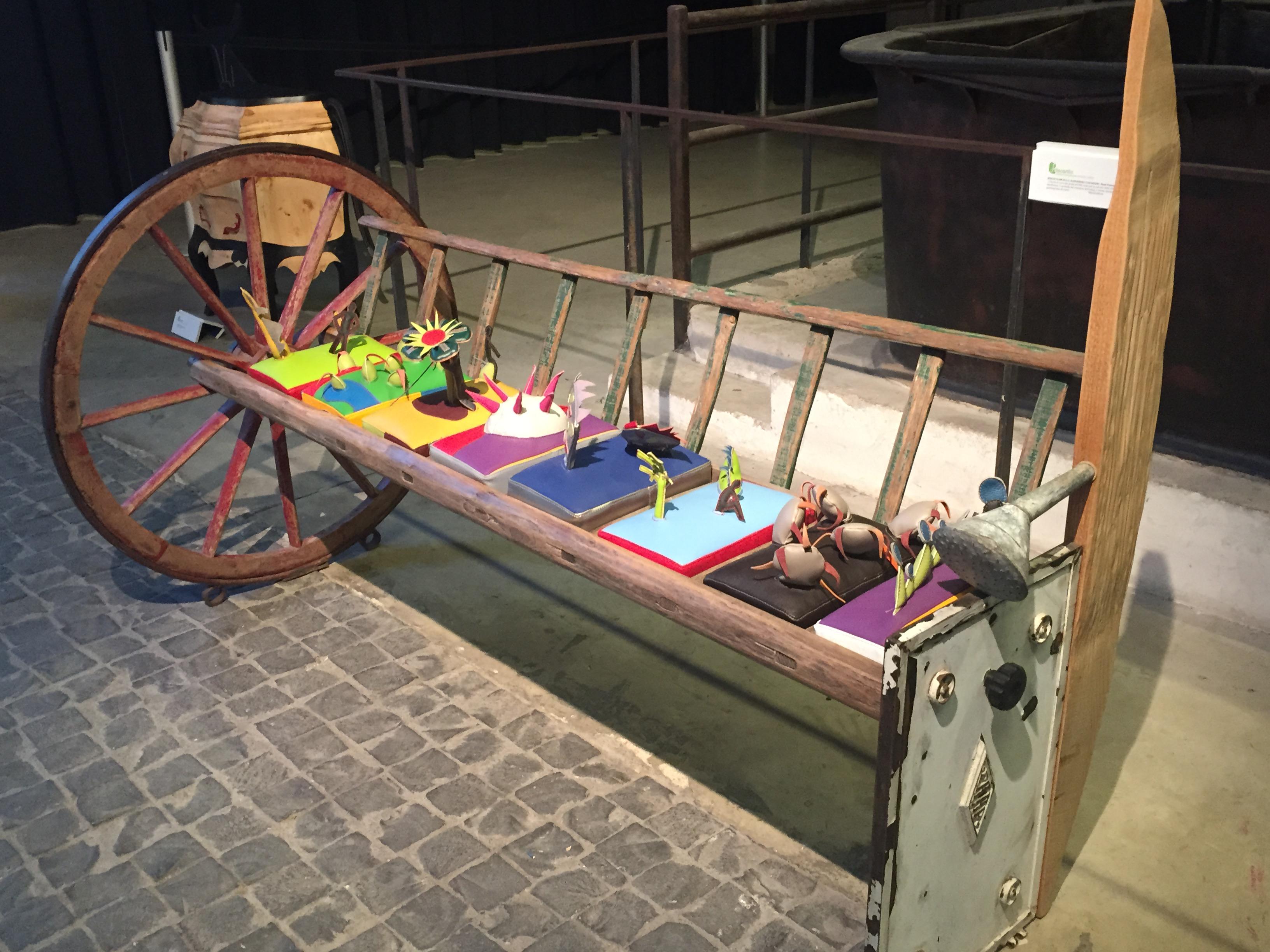 Non è una semplice panchina, "Mani pensanti" di Sergio Scarcelli e Alessandro Ciafardini assembla una ruota di carro dei primi del '900, una scala per la raccolta delle olive, un soffione di innaffiatoio, uno sportello del contatore dell'acqua. Omaggio al lavoro manuale (foto Adnkronos)