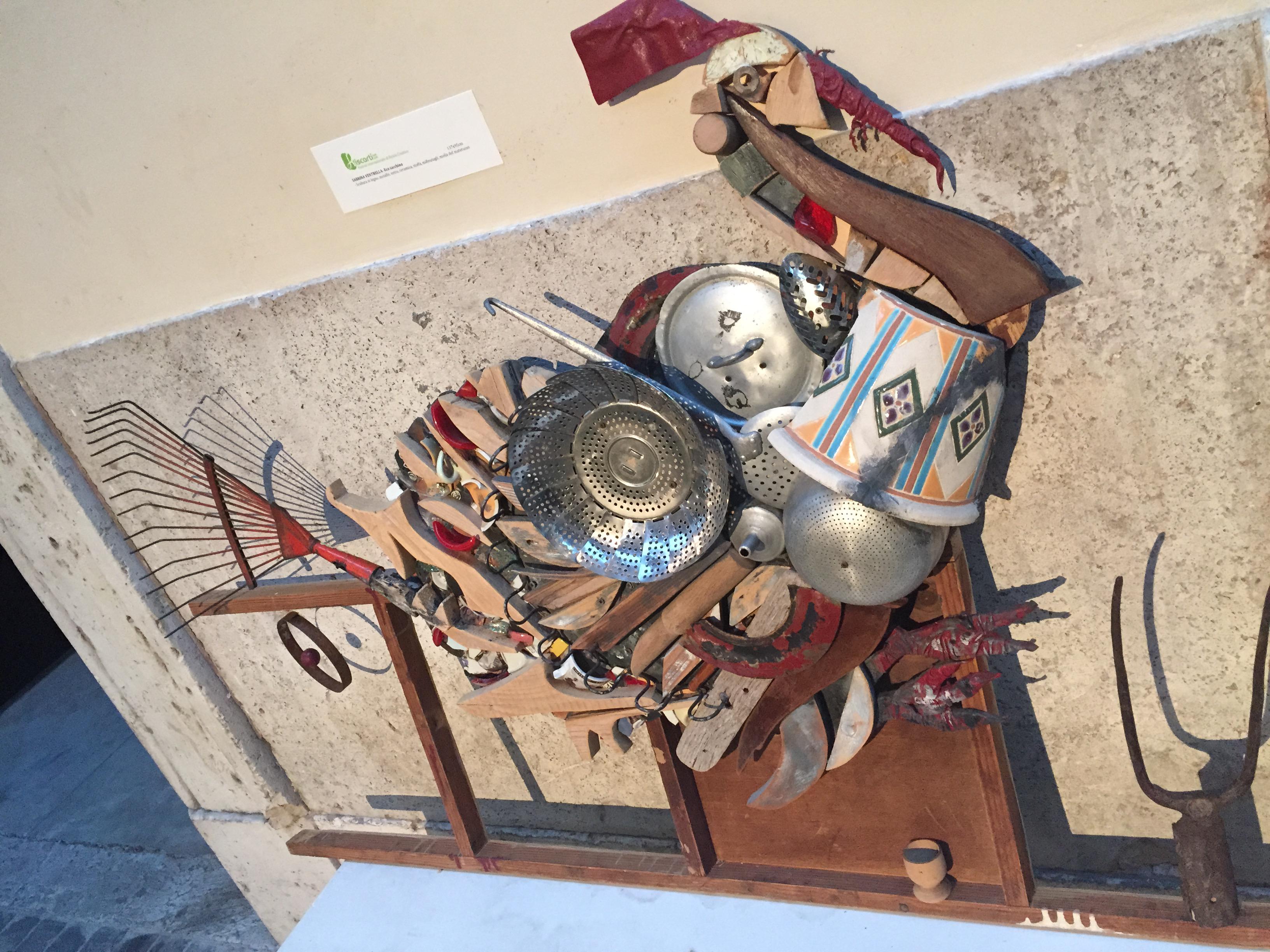 L'Eco-Tacchino di Sabrina Ventrella, scultura realizzata con diversi materiali di scarto: stoffa, metalli, legno, ceramica, vetro e anche una molla di materasso (foto Adnkronos)