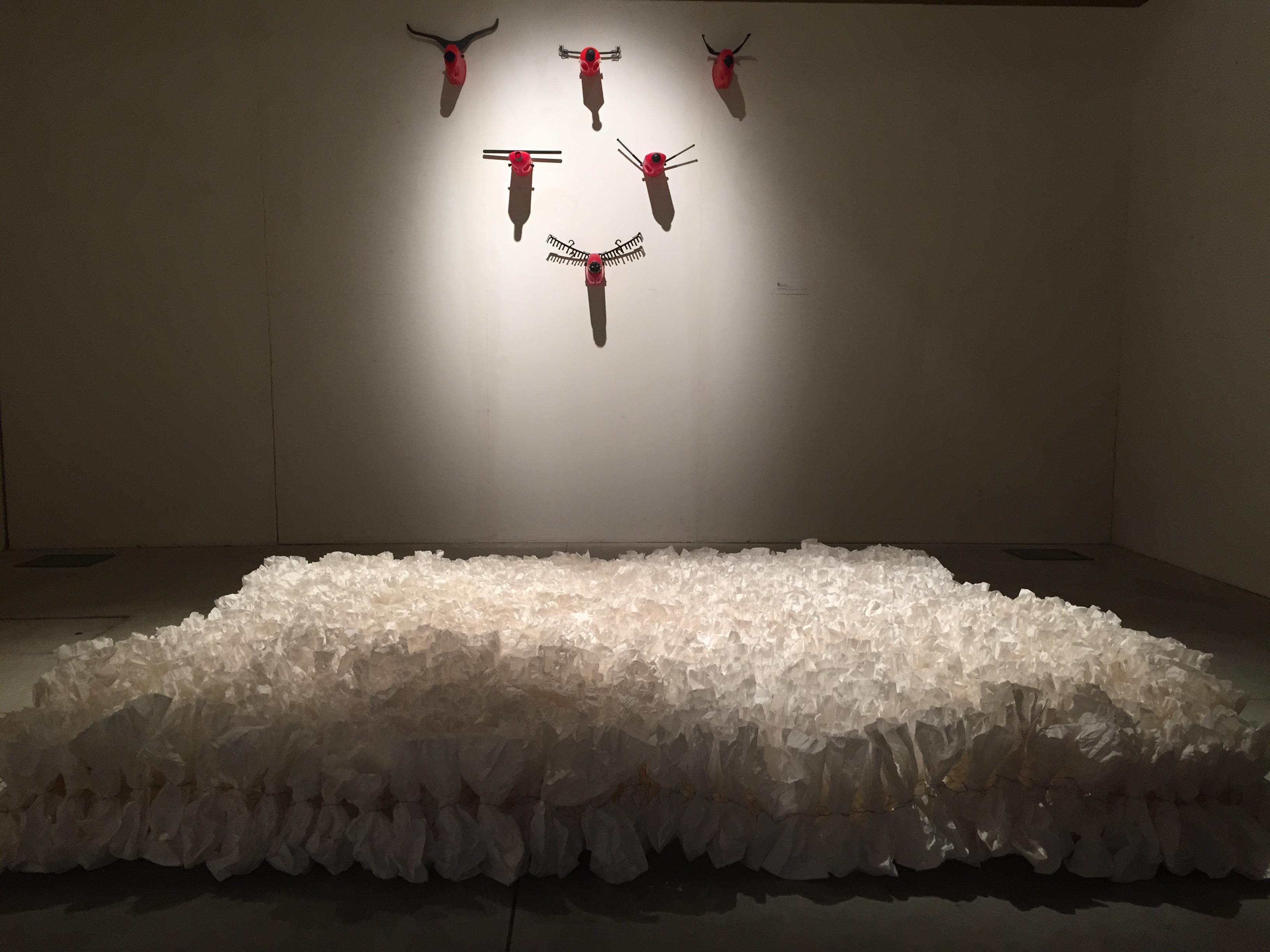 Sembra una camera da letto ma sono due opere di riciclo: "Snow" di Yvon Koopman e "Trophy" di Carolien Adriaansche (foto Adnkronos)