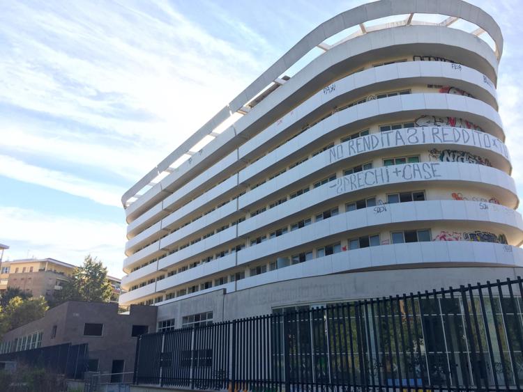 Roma: hotel fantasma a San Paolo, doveva riqualificare ma è simbolo di degrado