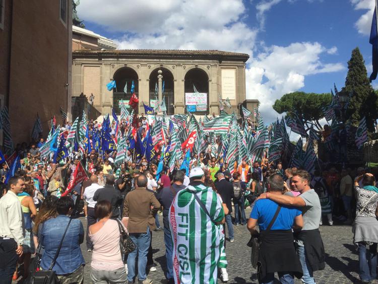 Roma, protesta lavoratori Ama in Campidoglio