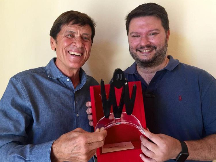 Gianni Morandi riceve il premio Mia da Gianluca Neri