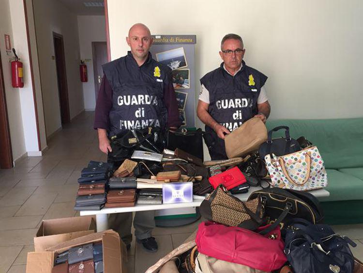 Benevento: ambulante vende borse contraffatte, 230 articoli sequestrati
