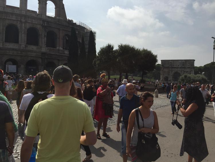 Roma: centurioni tra turisti al Colosseo dopo il caos, 'un polverone per nulla'