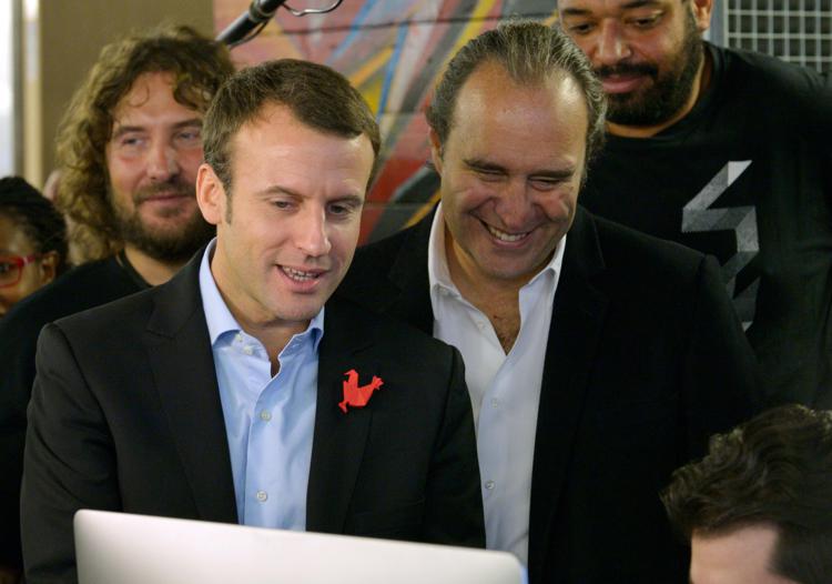 Il ministro dell'economia francese Macron e Xavier Niel AFP PHOTO ERIC PIERMONT - AFP