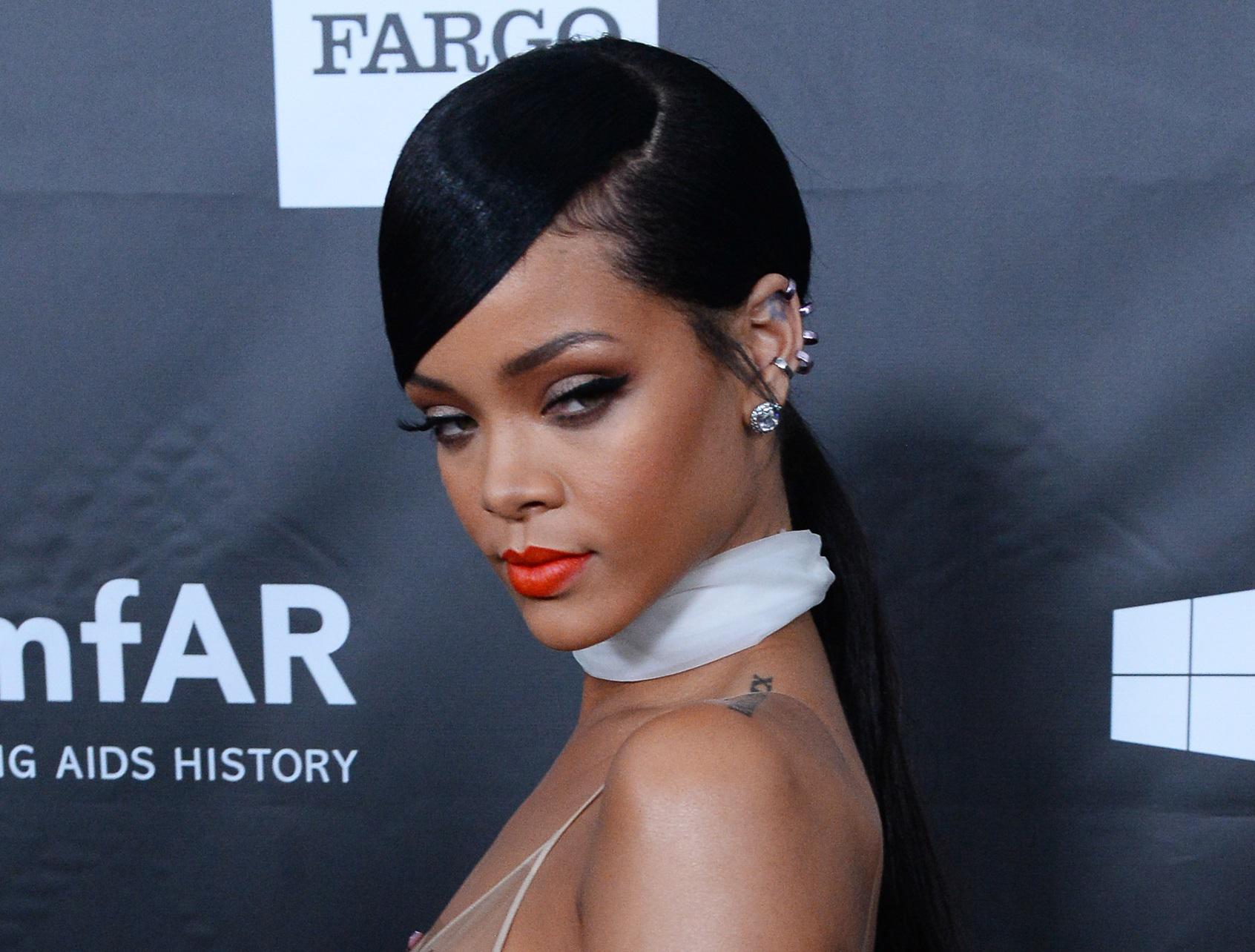 Rihannaqui con un lipstick arancio scelto da chi vuole farsi notare "Sai quello che vuoi e come ottenerlo" spiega la psicologa