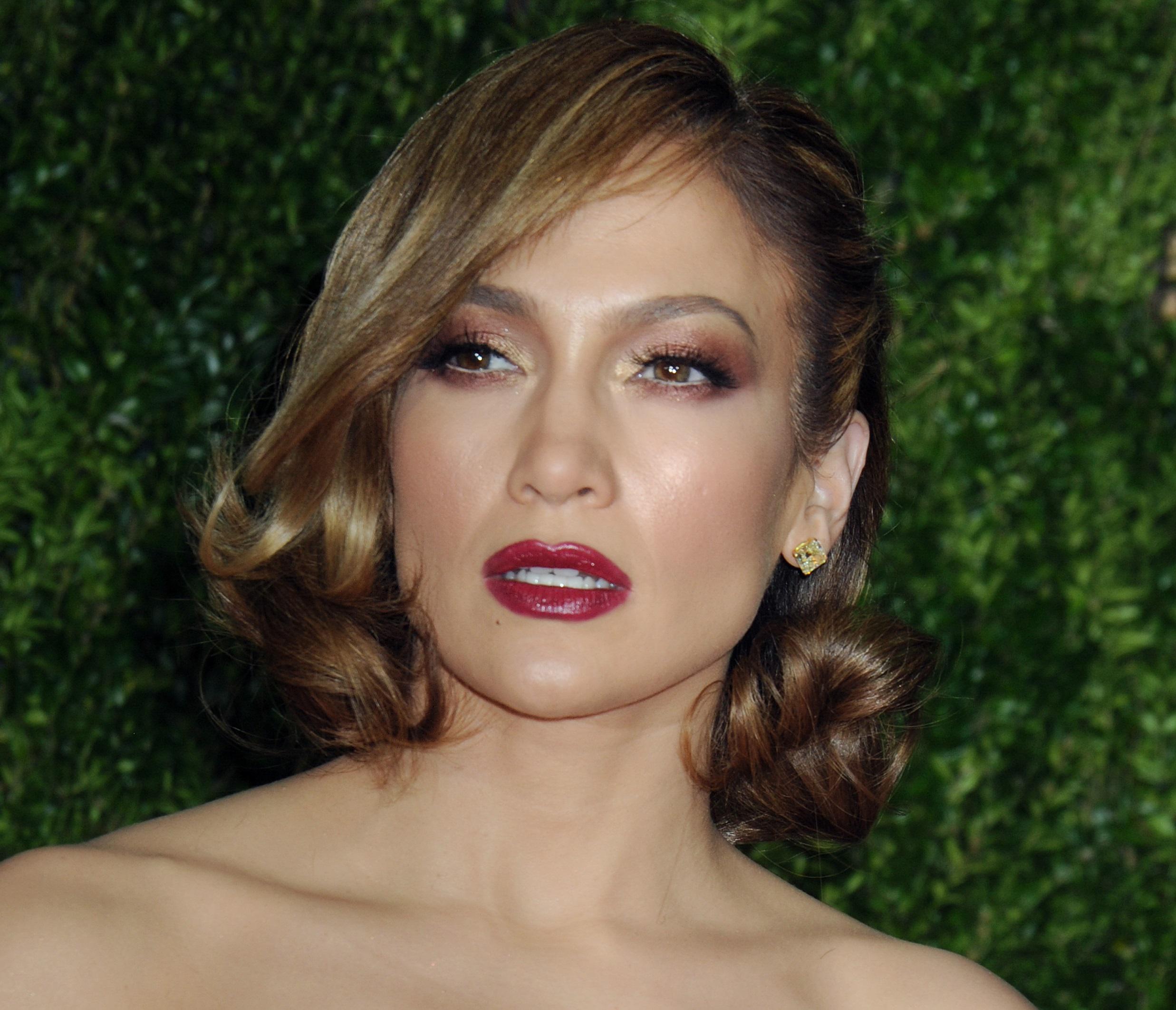Jennifer Lopez con un rossetto color Burgundy"sinonimo di una donna forte ma al tempo stesso misteriosa, che non vuole svelare subito le proprie emozioni