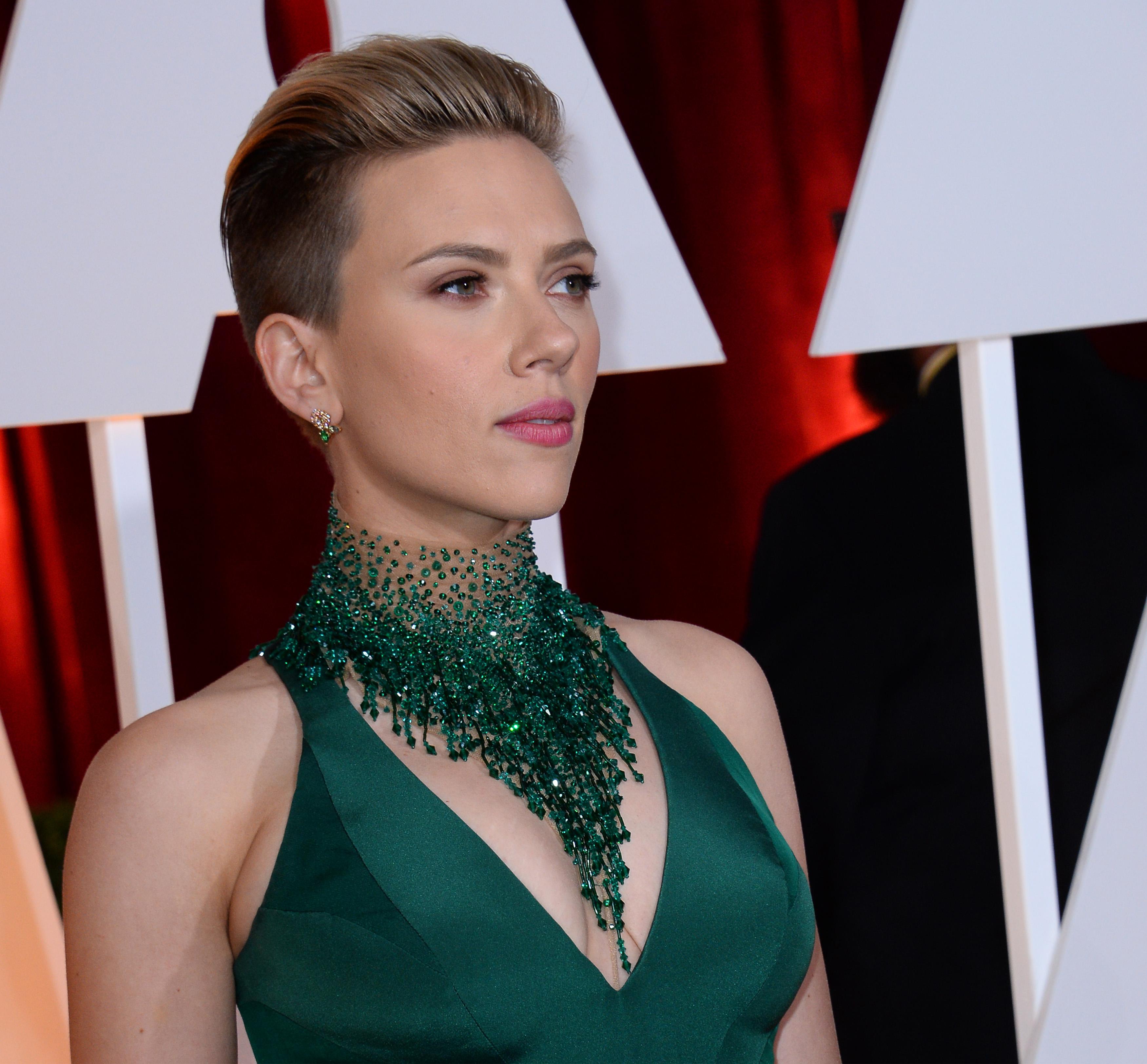 Scarlett Johansson con un rosa chiaro 'colore dell'innocenza' per antonomasia, potrebbe invece lanciare al partner l'impressione di essere confuse, indecise.