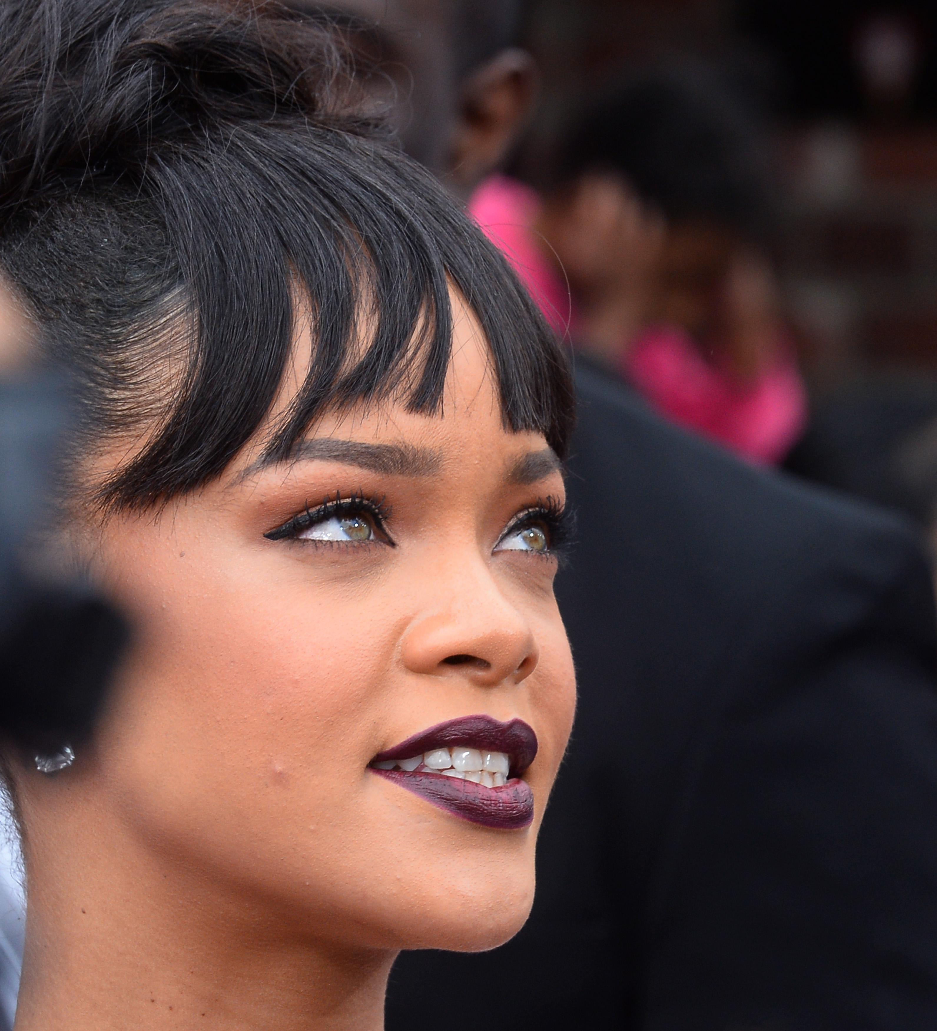 Rihanna sceglie una tinta prugna che secondo la psicologa Pine "La donna che le sceglie ha un carattere forte e deciso"