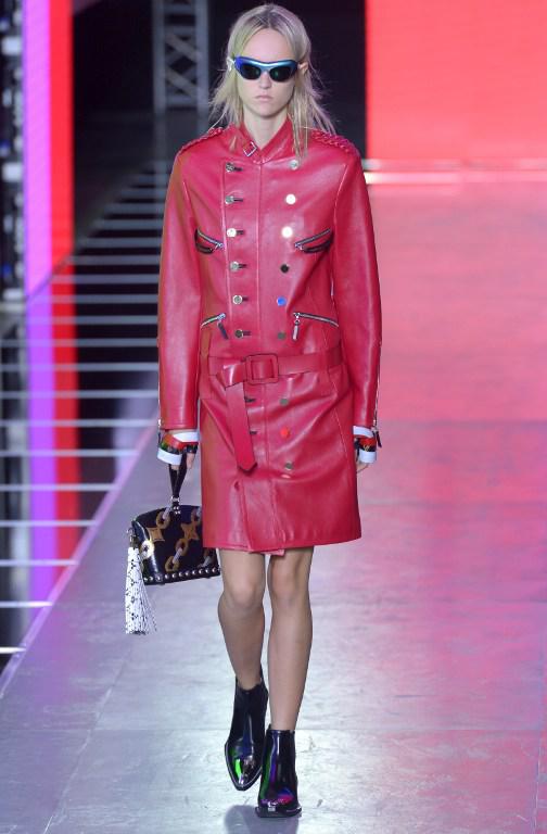 Trench rosso in pelle in passerella da Louis Vuitton (foto Afp)
