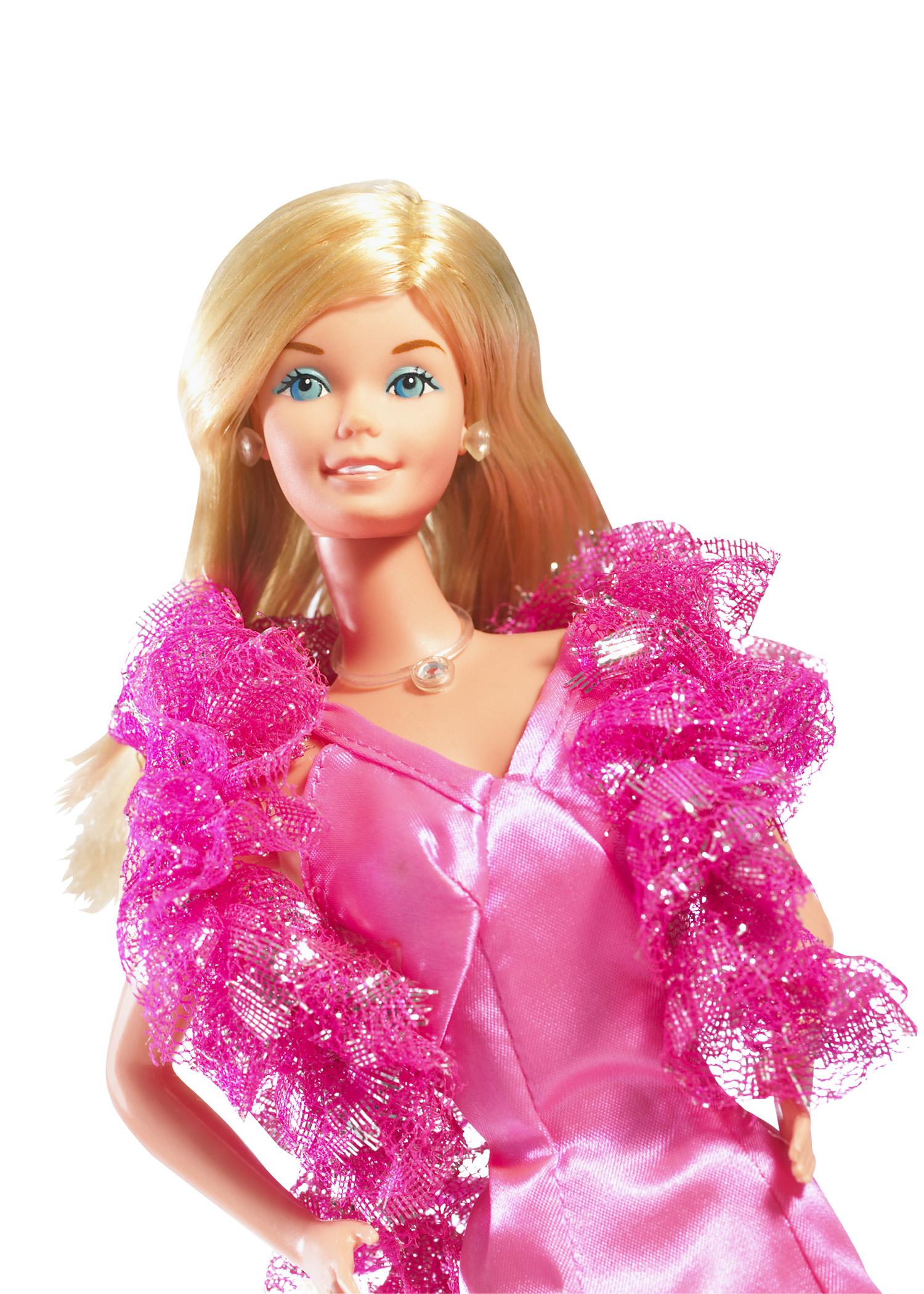 Barbie Superstar creata nel 1977 è la quintessenza dell'icona americana. Lo scultore Joyce Clark definisce i nuovi tratti somatici della bambola ispirandosi all'attrice americana Farrah Fawcett, protagonista del serial televisivo 'Charlie's Angels'. Barbie appare avvolta in un luccicante abito in satin rosa shocking, con un boa di lamé, sorretta da un piedistallo a forma di stella, pronta a scendere in pista e a ballare al ritmo della disco music (foto ©Mattel Inc.)