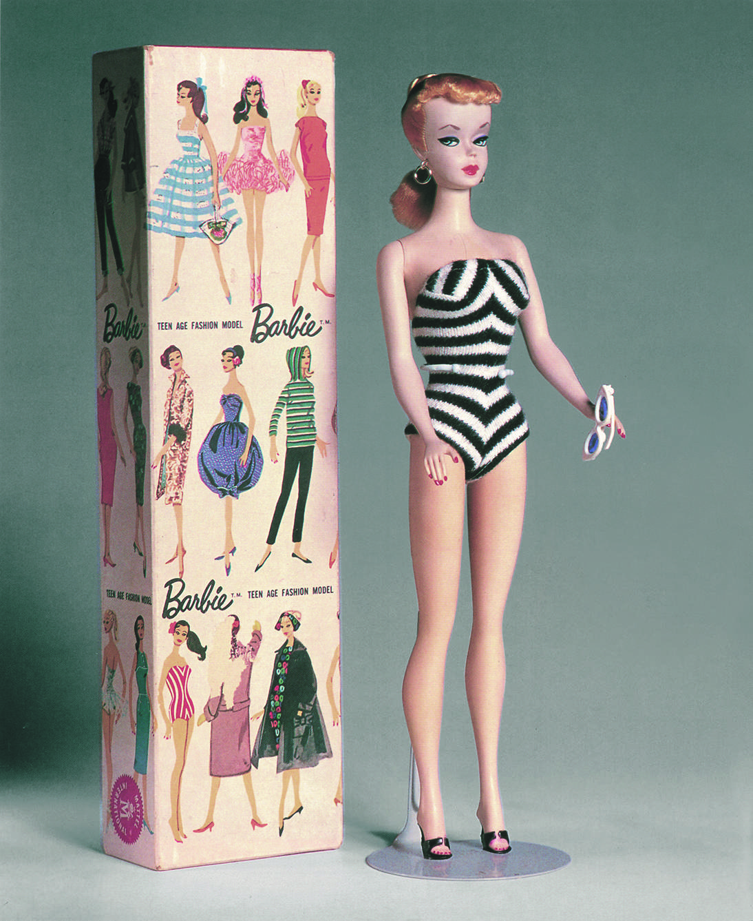 Barbie Millicent Roberts nella prima versione di Teen Age Fashion Modeldel 1959, qui nella versione bionda, con costume da bagno zebrato in jersey, occhiali da sole, orecchini, coda di cavallo (modello Ponytail), e, gli immancabili tacchi alti (foto ©Mattel Inc.)