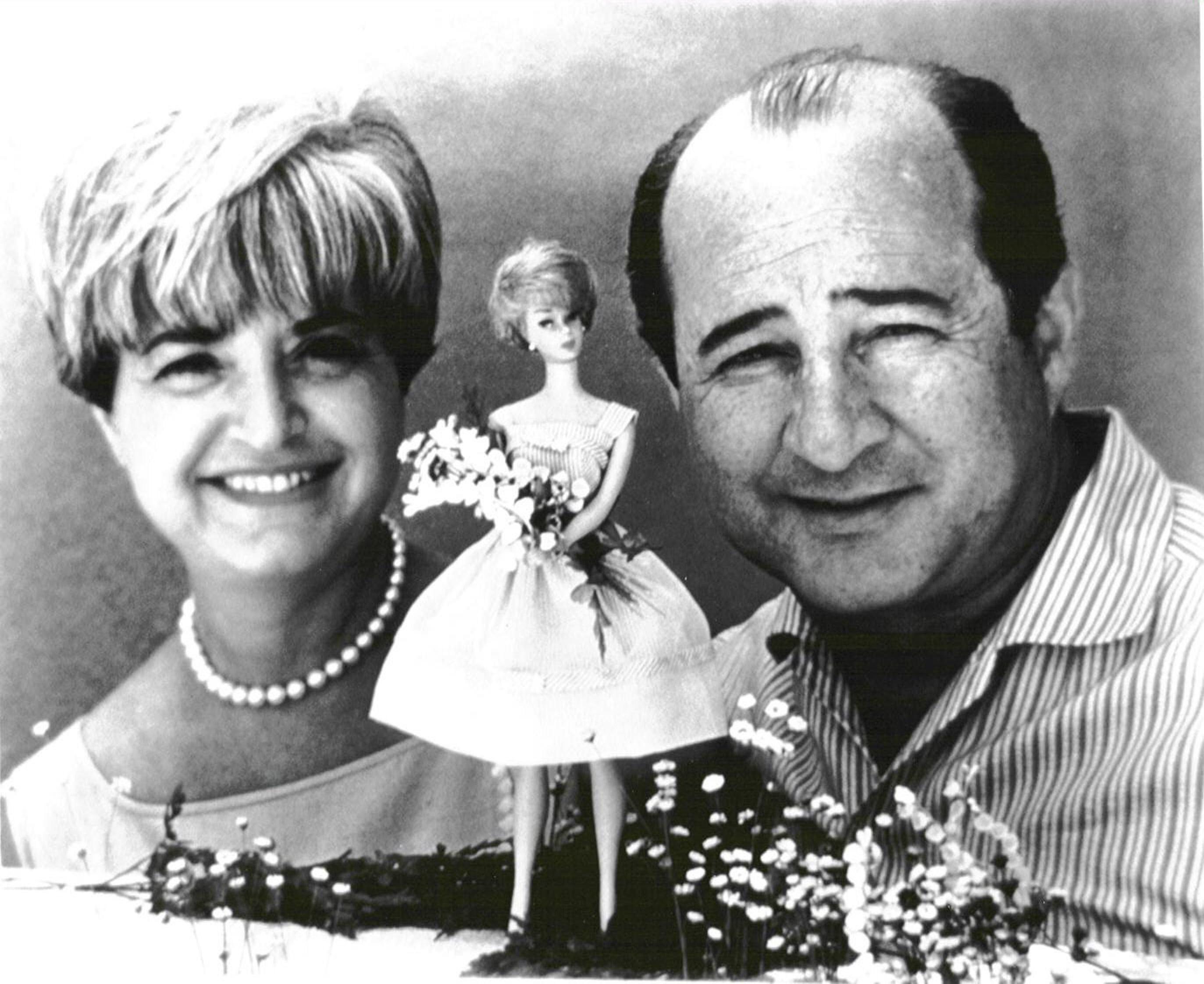 Ruth e Elliot Handler con una Barbie modello Bubblecut del 1962. Come Barbie, anche Ruth sfoggia per l'occasione una nuova acconciatura: un caschetto con cotonatura e frangia (foto ©Mattel Inc.)