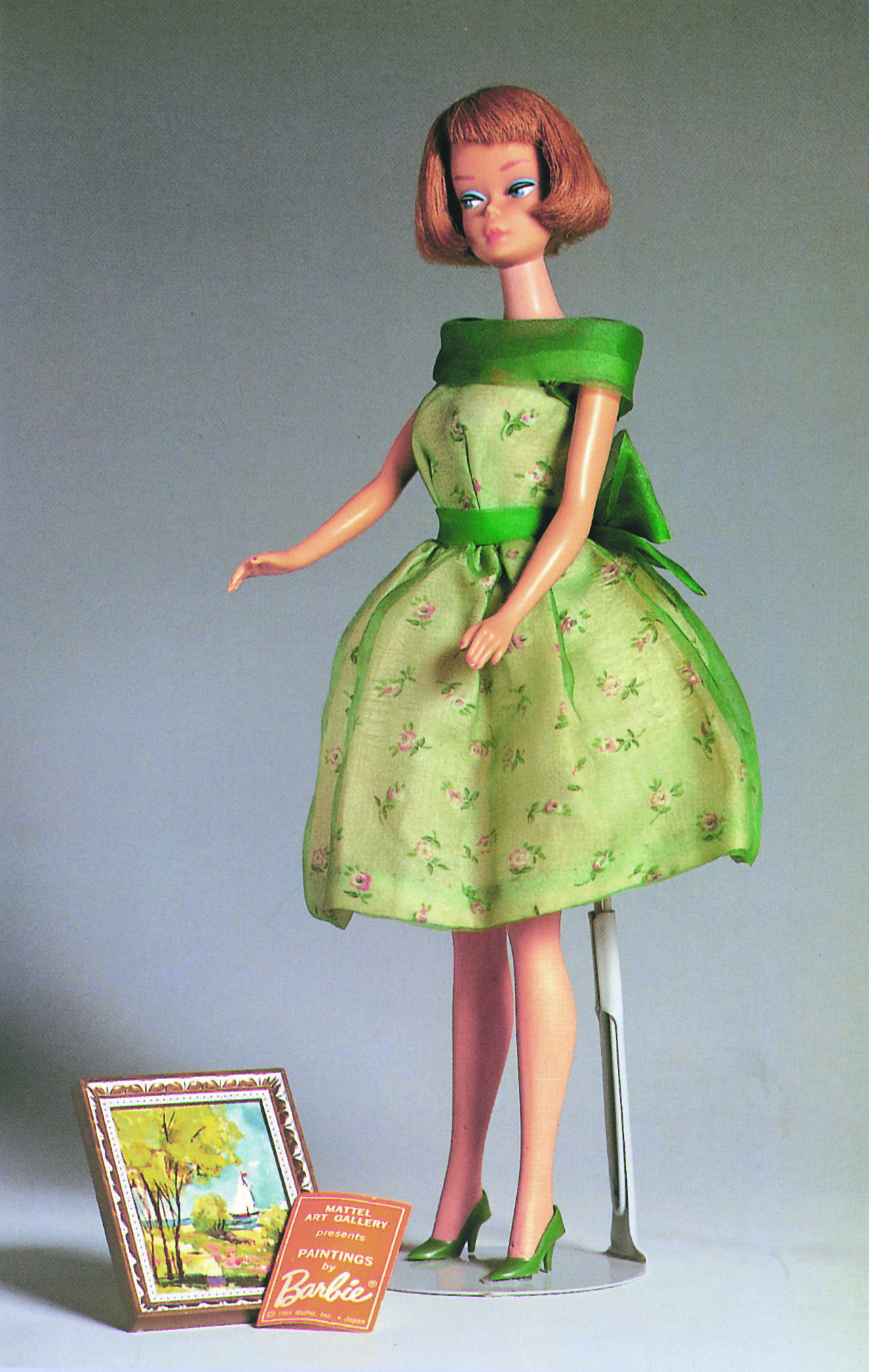 Barbie American Girl (1965) sfoggia l'outfit Modern Art (1964), abito floreale da vernissage in tulle di seta, completato da un quadro impressionista e dall'invito di galleria (Mattel / Art Gallery / PAINTINGS / by/ Barbie® / © 1964 Mattel Inc. Japan)