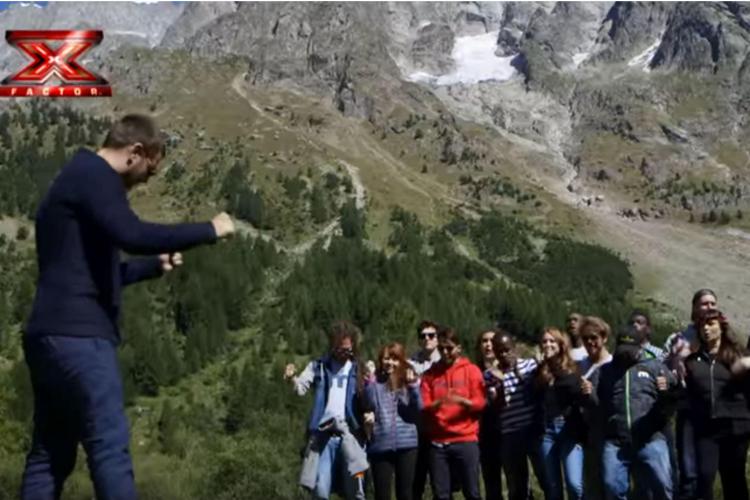 Alessandro Cattelan con alcuni dei ragazzi ai piedi del Monte Bianco per gli Home Visit