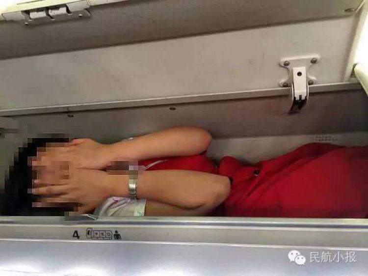 Cina: hostess chiuse in cappelliere aerei da colleghi più anziani