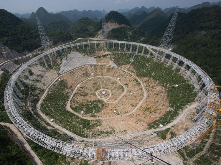 La costruzione del radio telescopio Fast in Cina (foto Xinhua) - XINHUA