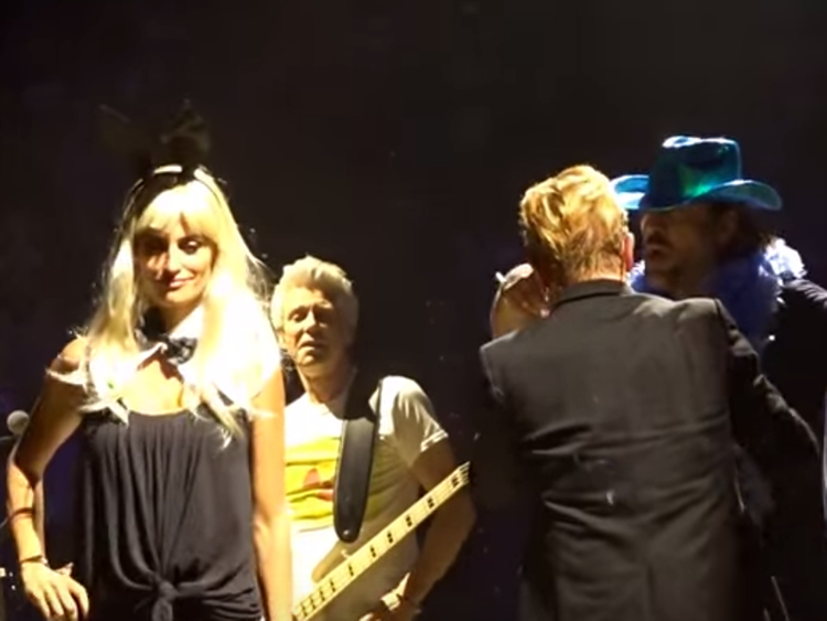 Penélope Cruz con Bono Vox (di spalle) e Javier Bardem sul palco degli U2 a Bacellona (fermo immagine del video)