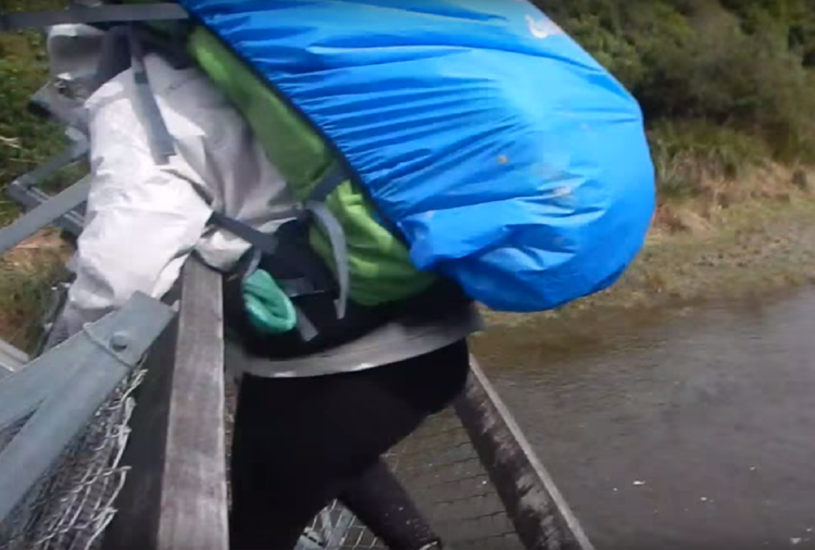 Ponte sospeso crolla al passaggio di 4 escursionisti /Video
