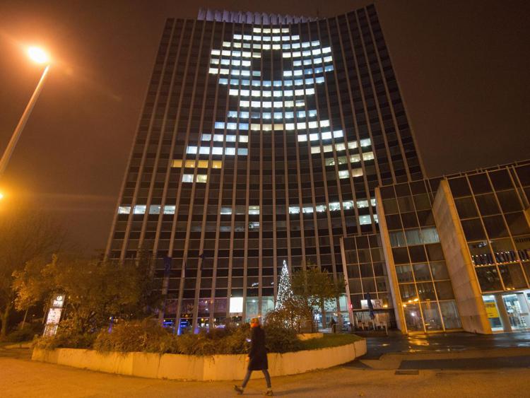 Palazzo illuminato per la Giornata Mondiale contro l'Aids (Xinhua)