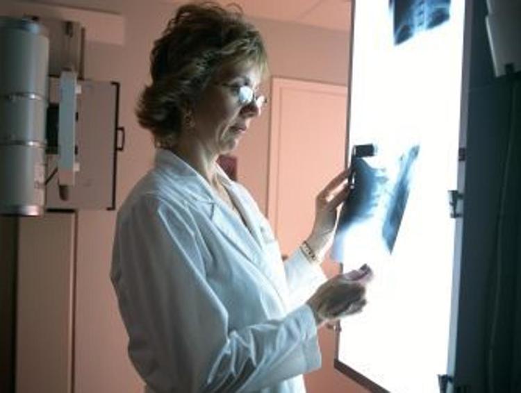 Salute: epidemia di 'collo da sms', radiografie mostrano bimbi ingobbiti a 7 anni