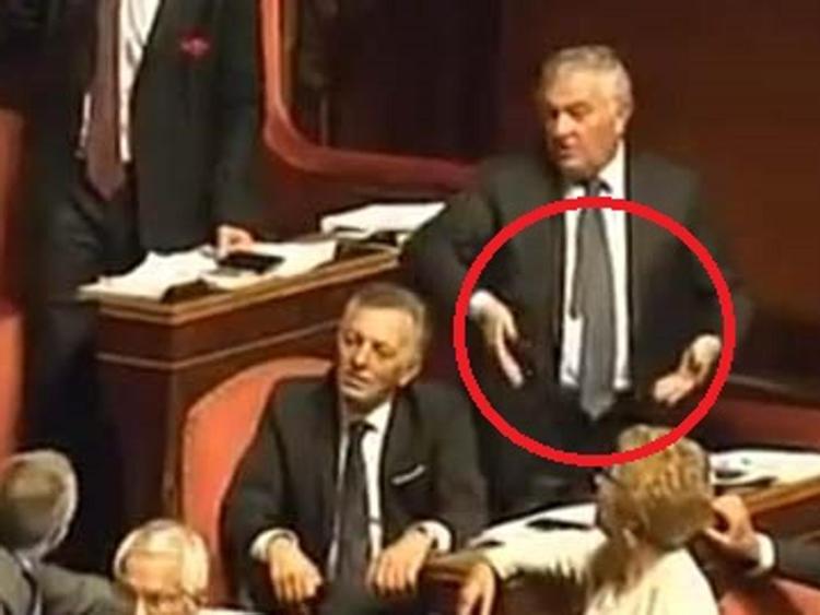 “Ecco i gesti sessisti al Senato”, il M5S posta il video online