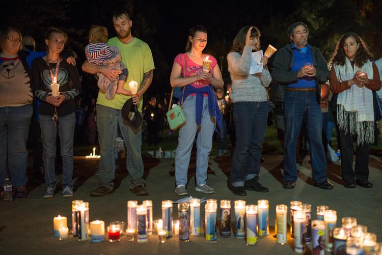 Persone in preghiera per la strage al campus  in Oregon (foto Afp)