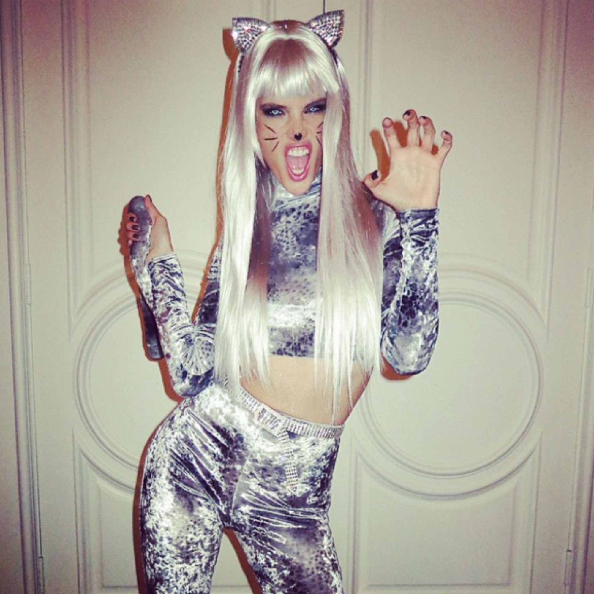 "Roar!" La modella brasiliana Alessandra Ambrosio versione gattina sexy (foto dal profilo Instagram)