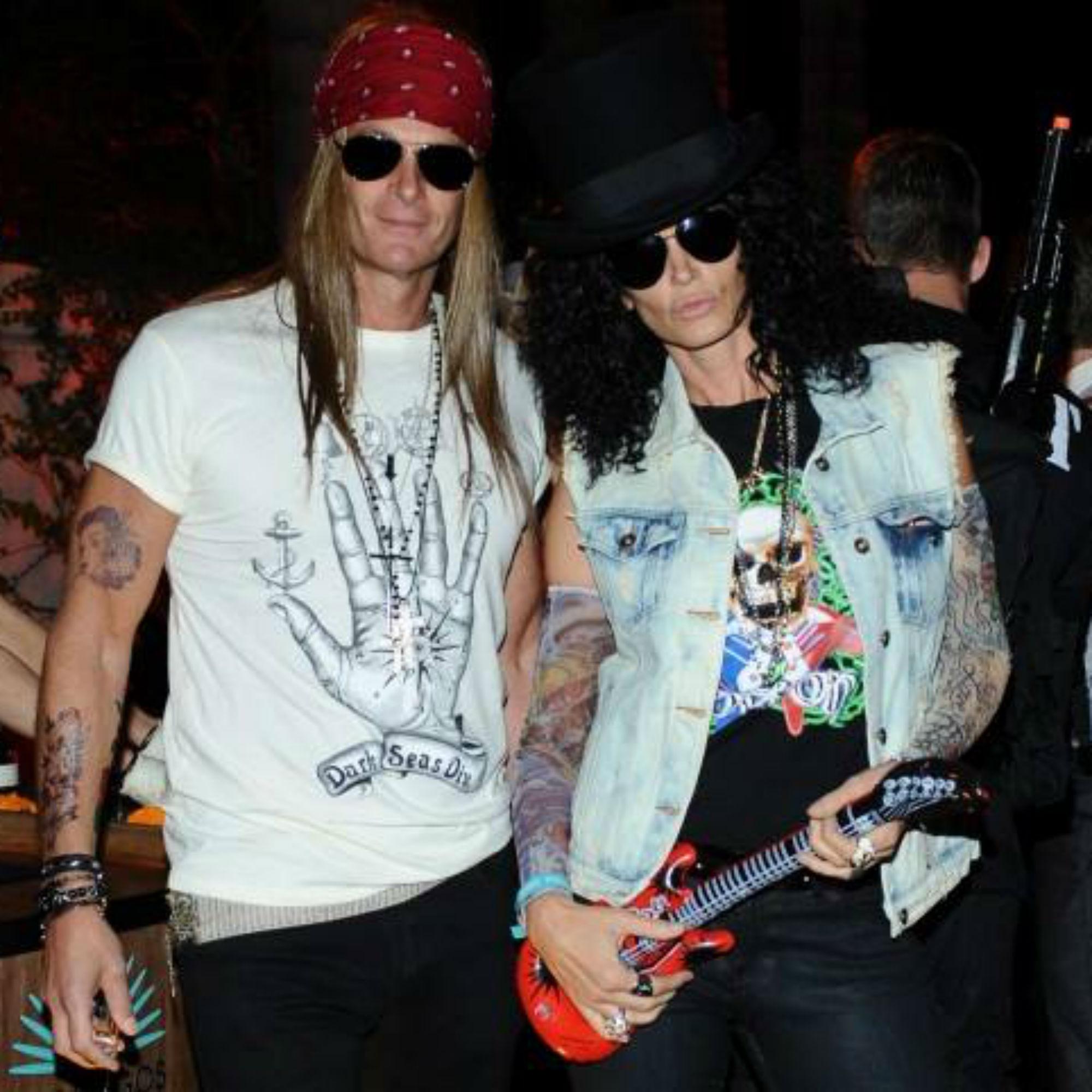 La supermodella Cindy Crawford (a destra) assieme al marito Rande Gerber vestiti rispettivamente dalle rockstar Slash e Axl Rose dei Guns N'Roses (foto dal profilo Facebook di Cindy Crawford)