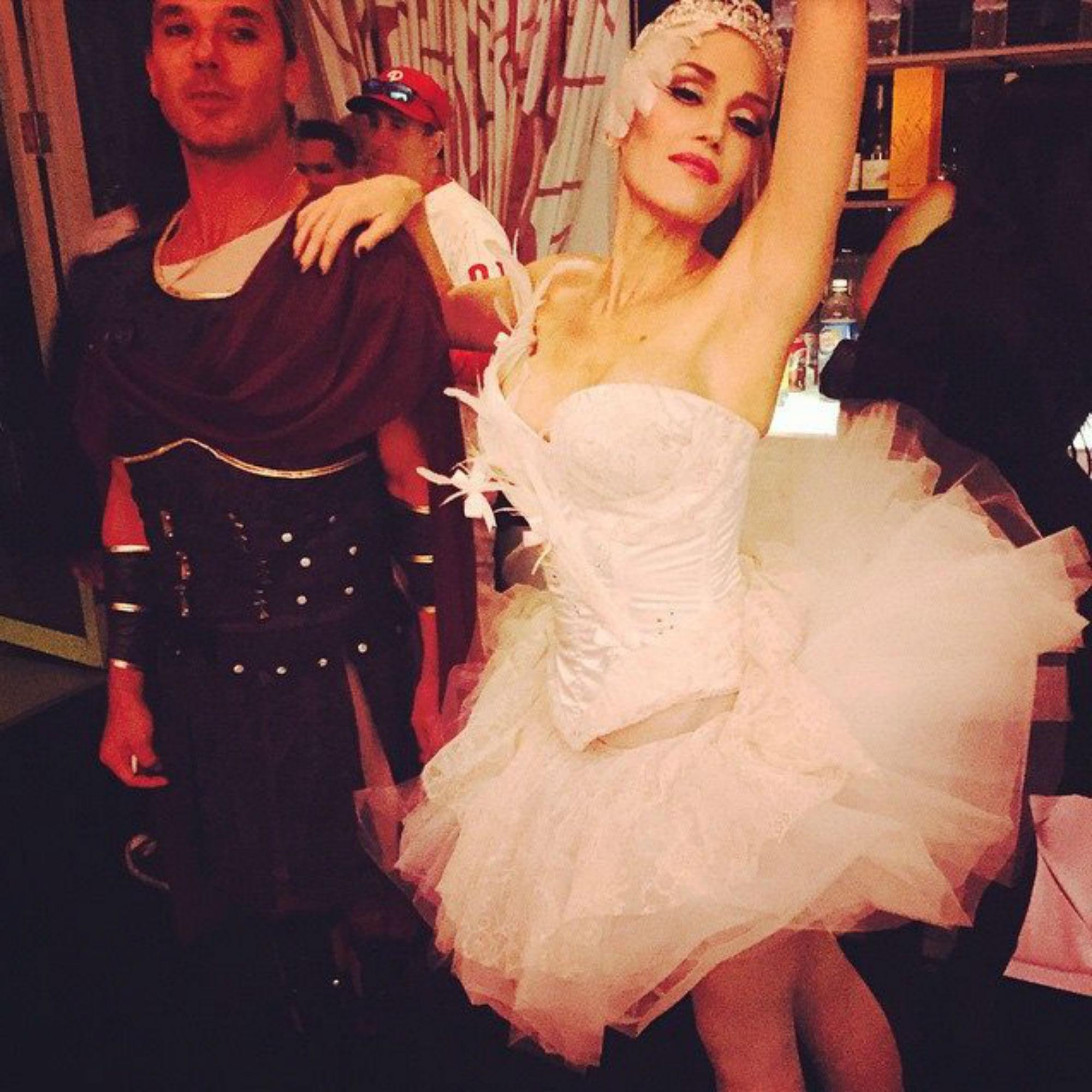 Gwen Stefani con tutù e scarpe da ballerina nelle vesti del cigno nero (foto dal profilo Facebook)