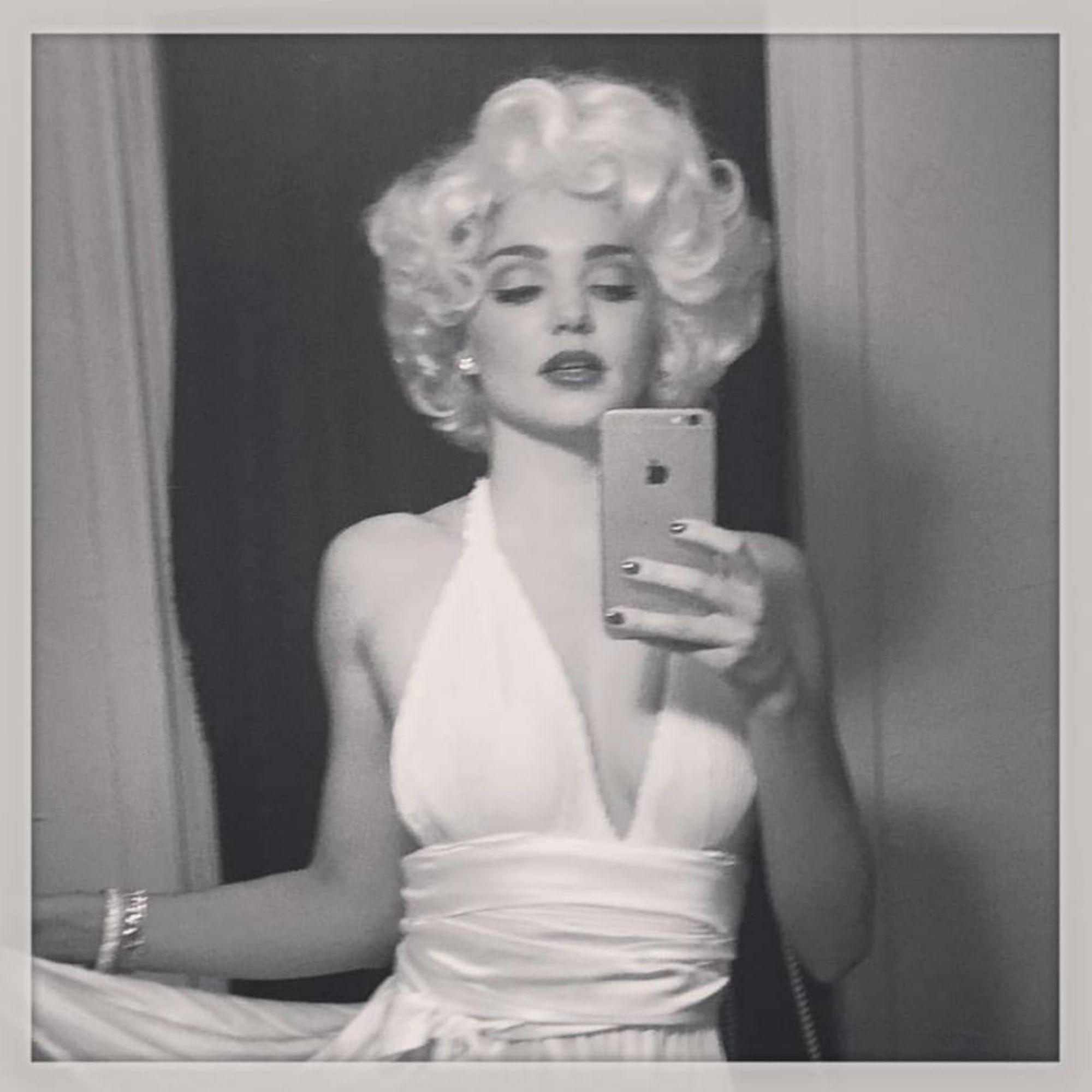 Miranda Kerr veste i panni di Marilyn Monroe per Halloween 2015 (foto dal profilo Facebook)