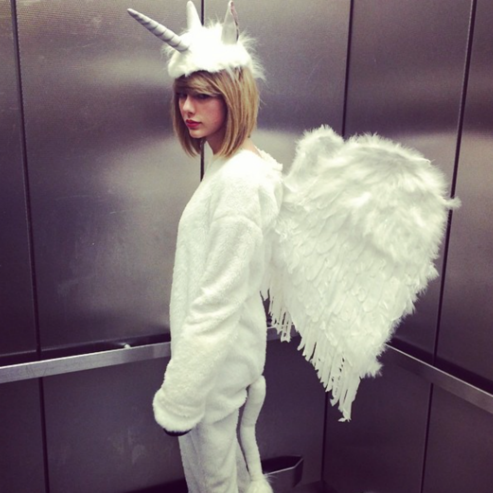 Ali e coda, Taylor Swift è un unicorno bianco (foto dal profilo Facebook)