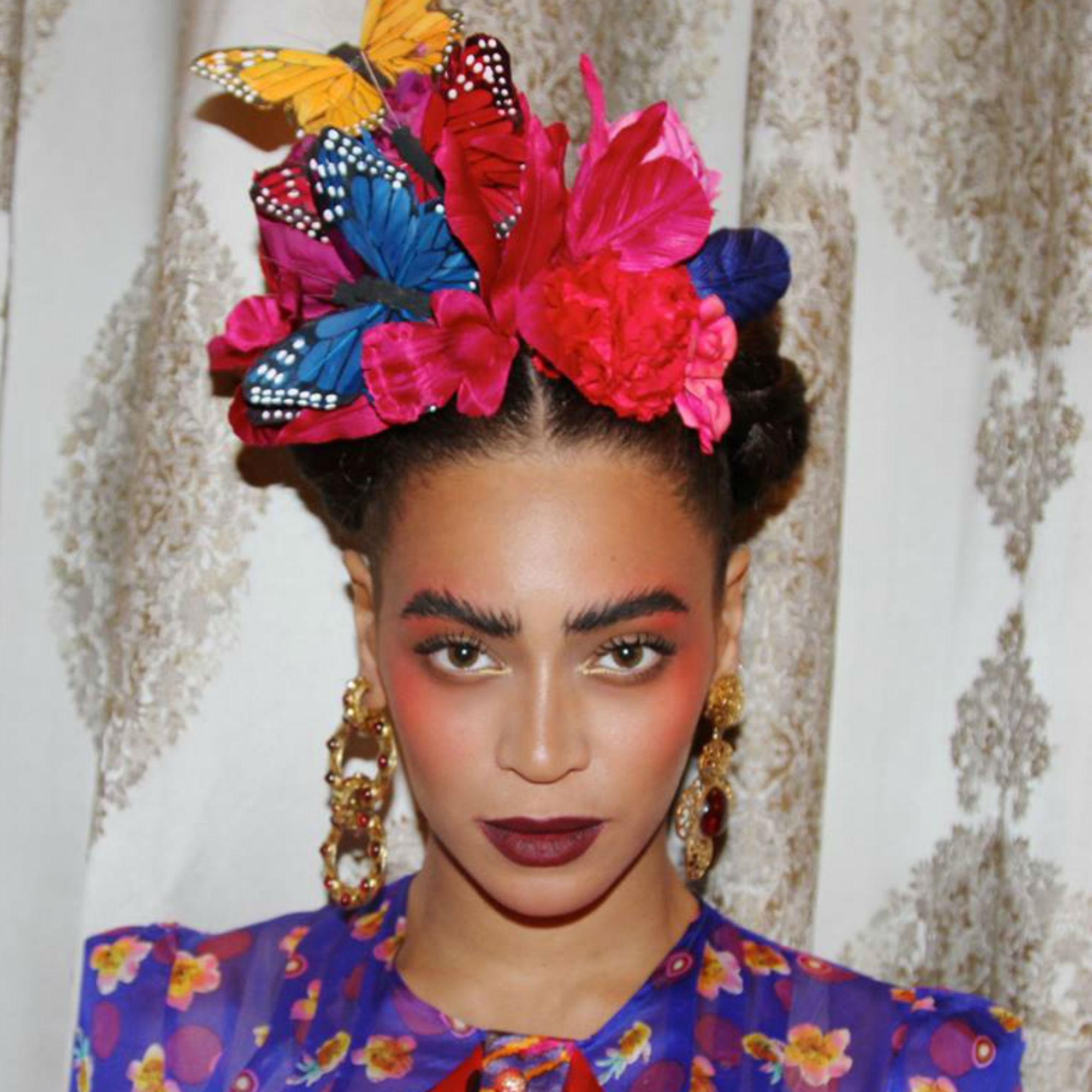 Beyoncé si è calata nei panni dell'artista messicana Frida Kahlo (foto dal profilo Facebook)