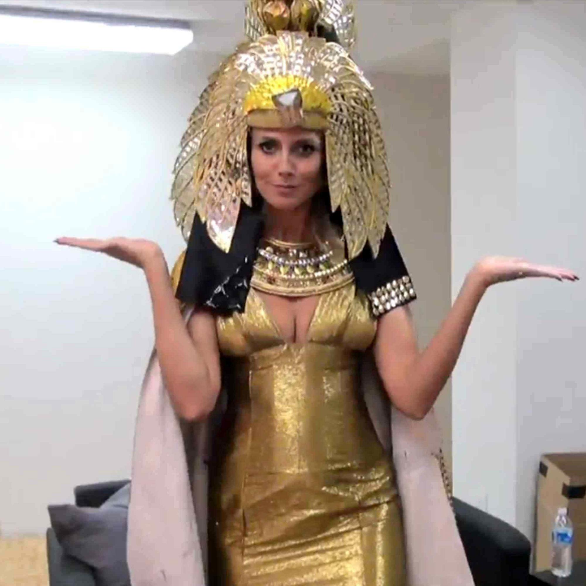 Heidi Klum mentre si prepara per calarsi nei panni di Cleopatra (foto Infophoto)