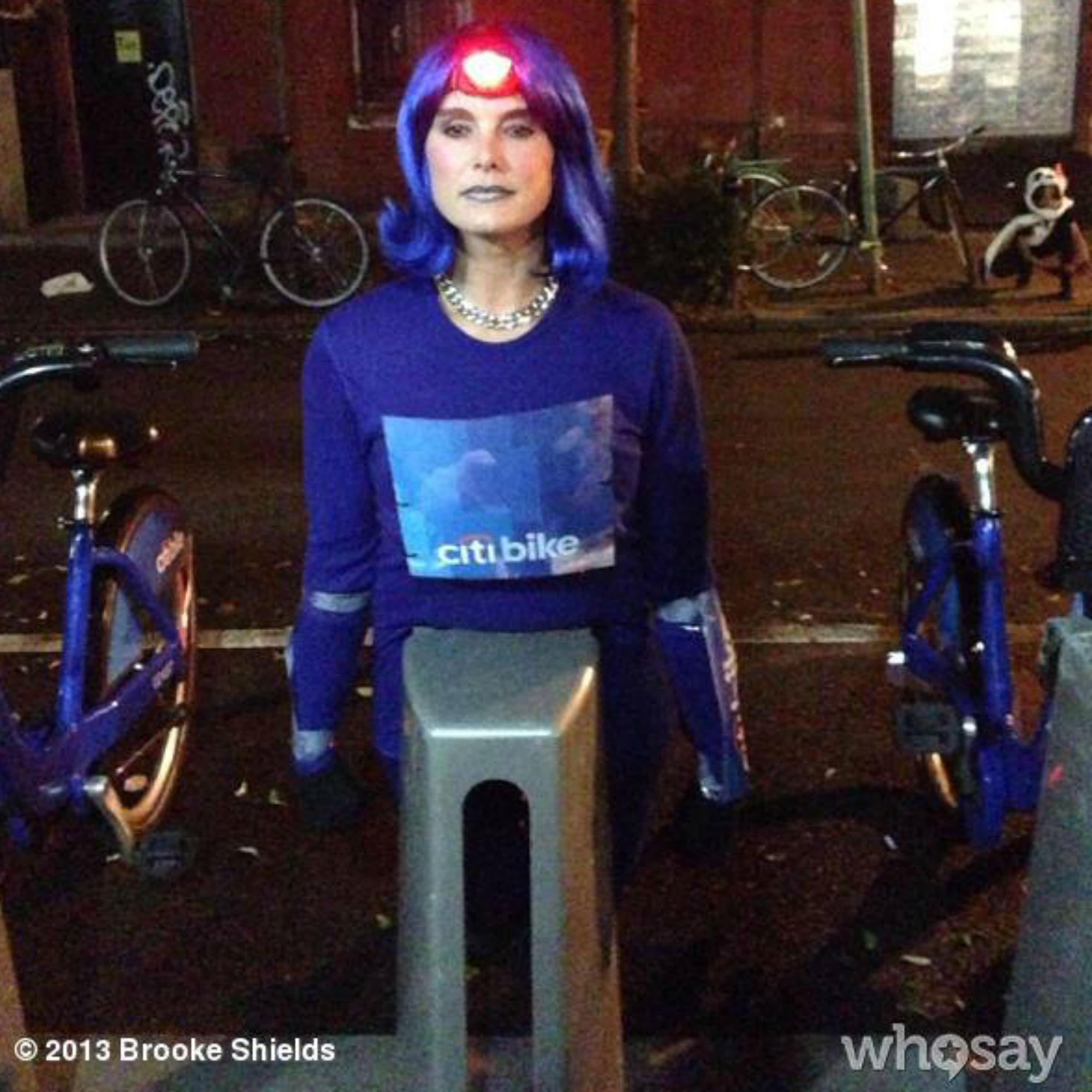 Brooke Shields e il 'bike sharing' (foto dal profilo Facebook)