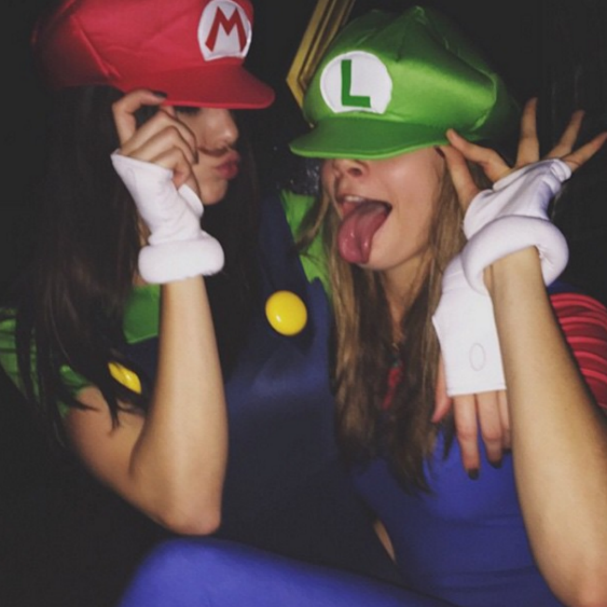 Le modelle Kendall Jenner e Cara Delevingne alias Mario e Luigi del videogame 'Supermario Bros.' (foto dal profilo Instagram di Cara Delevingne)