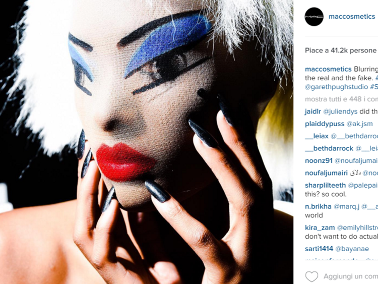 Le maschere clownesche create da M.A.C. Cosmetics per la sfilata primavera-estate 2016 di Gareth Pugh (foto dal profilo Instagram di Mac Cosmetics)