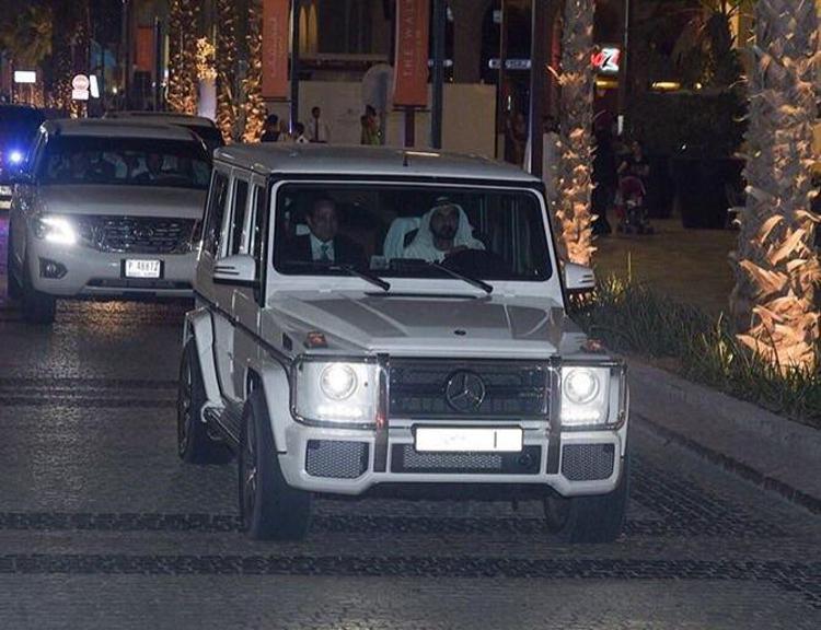 Il presidente egiziano al-Sisi in auto insieme all'emiro di Dubai 